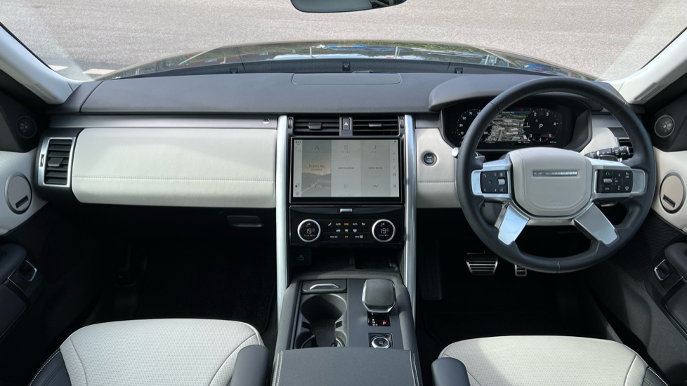 Land Rover Discovery 3.0 D350 Dynamic HSE 5dr Auto Diesel Station Wagon - Image 9