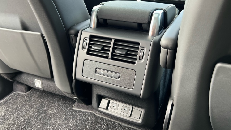 Land Rover Discovery 3.0 D350 Dynamic HSE 5dr Auto Diesel Station Wagon - Image 18