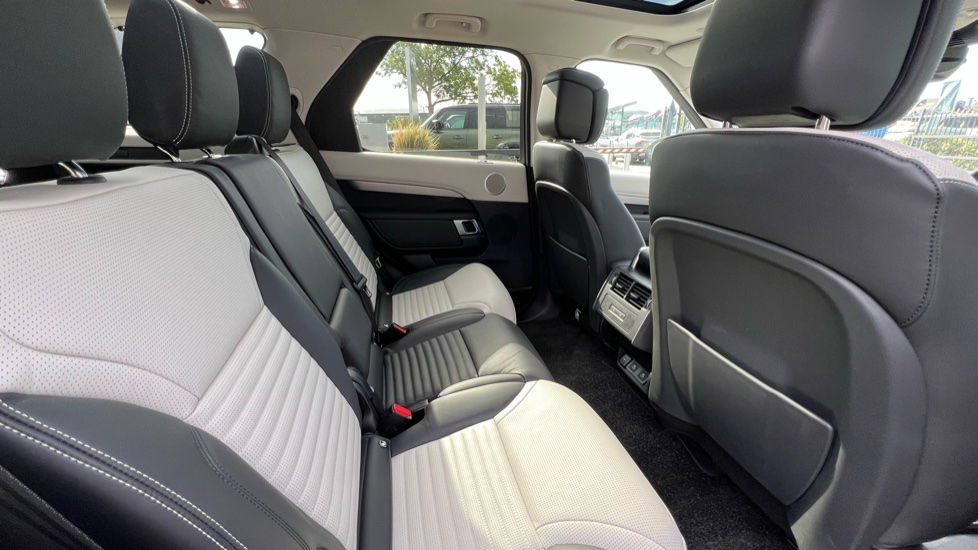 Land Rover Discovery 3.0 D350 Dynamic HSE 5dr Auto Diesel Station Wagon - Image 33