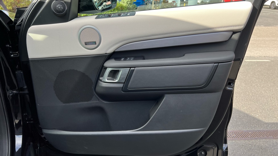 Land Rover Discovery 3.0 D350 Dynamic HSE 5dr Auto Diesel Station Wagon - Image 35