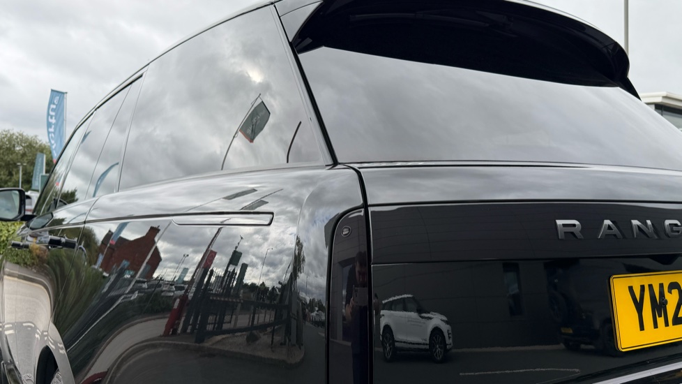 Land Rover Range Rover 3.0 D300 Edition 4dr Auto Diesel Estate - Image 19