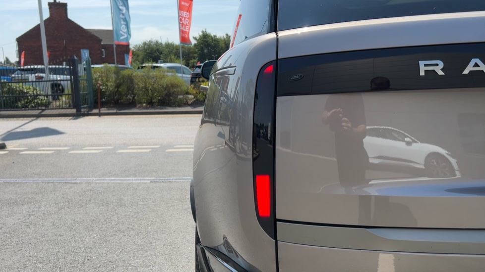 Land Rover Range Rover 3.0 P440e HSE 4dr Auto Estate - Image 30
