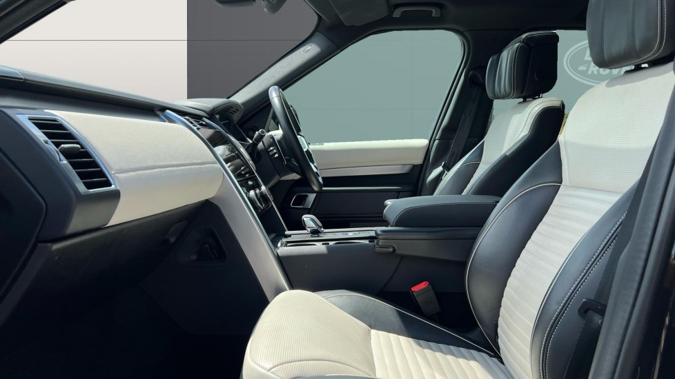 Land Rover Discovery 3.0 D300 R-Dynamic HSE 5dr Auto Diesel Station Wagon - Image 3