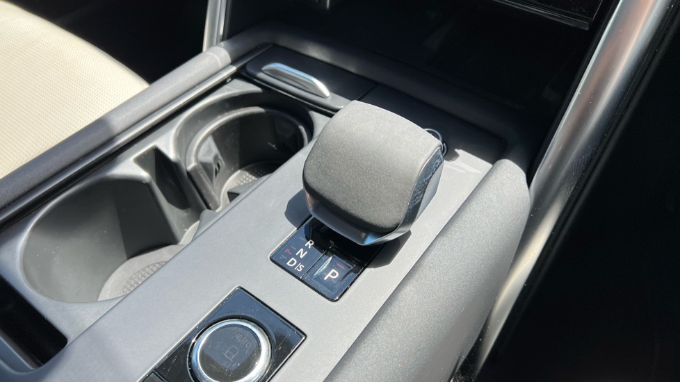 Land Rover Discovery 3.0 D300 R-Dynamic HSE 5dr Auto Diesel Station Wagon - Image 13