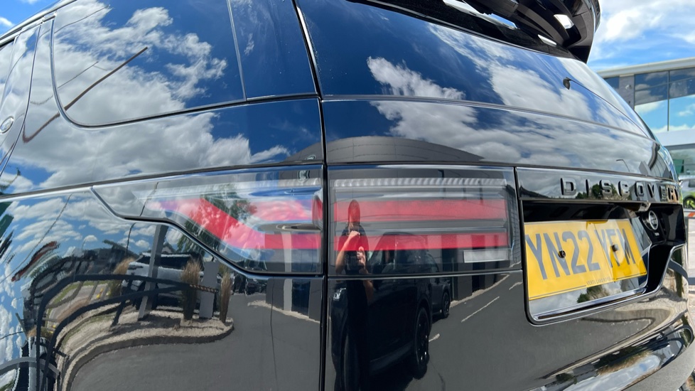 Land Rover Discovery 3.0 D300 R-Dynamic HSE 5dr Auto Diesel Station Wagon - Image 19