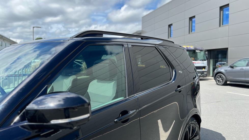 Land Rover Discovery 3.0 D300 R-Dynamic HSE 5dr Auto Diesel Station Wagon - Image 22