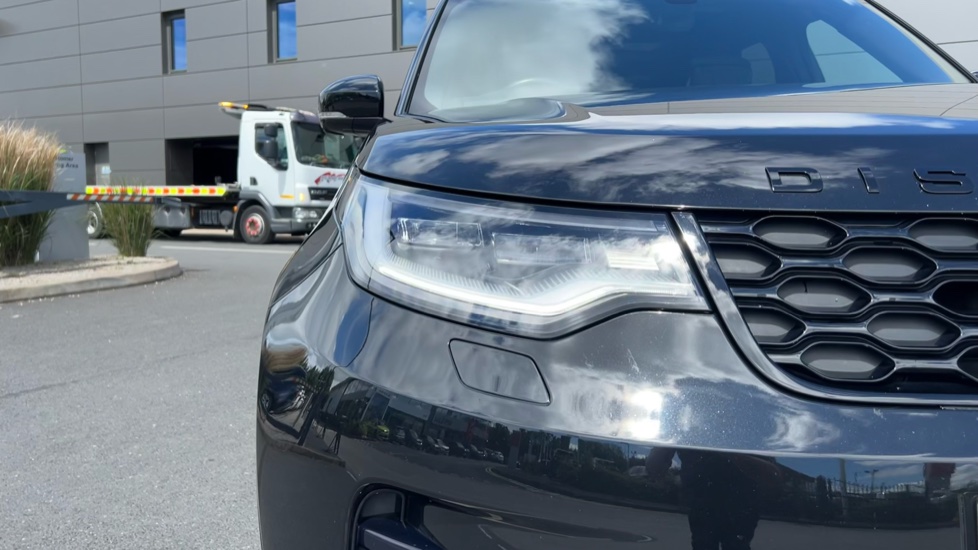 Land Rover Discovery 3.0 D300 R-Dynamic HSE 5dr Auto Diesel Station Wagon - Image 29