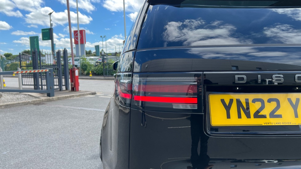 Land Rover Discovery 3.0 D300 R-Dynamic HSE 5dr Auto Diesel Station Wagon - Image 30