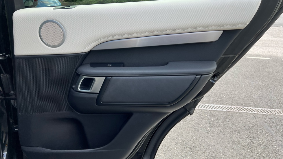 Land Rover Discovery 3.0 D300 R-Dynamic HSE 5dr Auto Diesel Station Wagon - Image 31