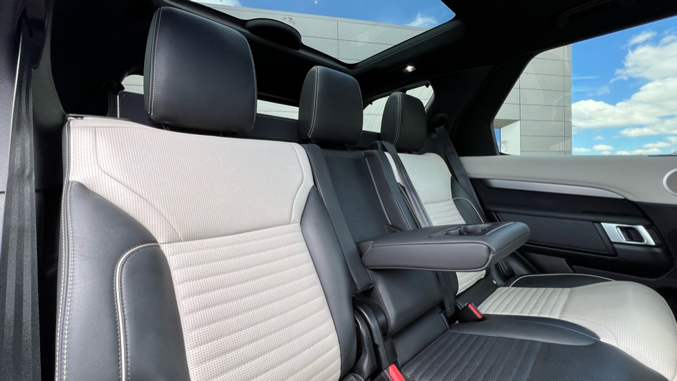 Land Rover Discovery 3.0 D300 R-Dynamic HSE 5dr Auto Diesel Station Wagon - Image 33