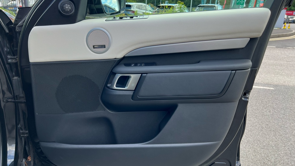 Land Rover Discovery 3.0 D300 R-Dynamic HSE 5dr Auto Diesel Station Wagon - Image 34