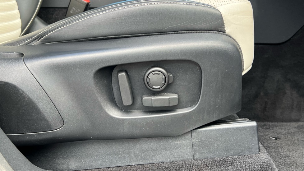 Land Rover Discovery 3.0 D300 R-Dynamic HSE 5dr Auto Diesel Station Wagon - Image 36