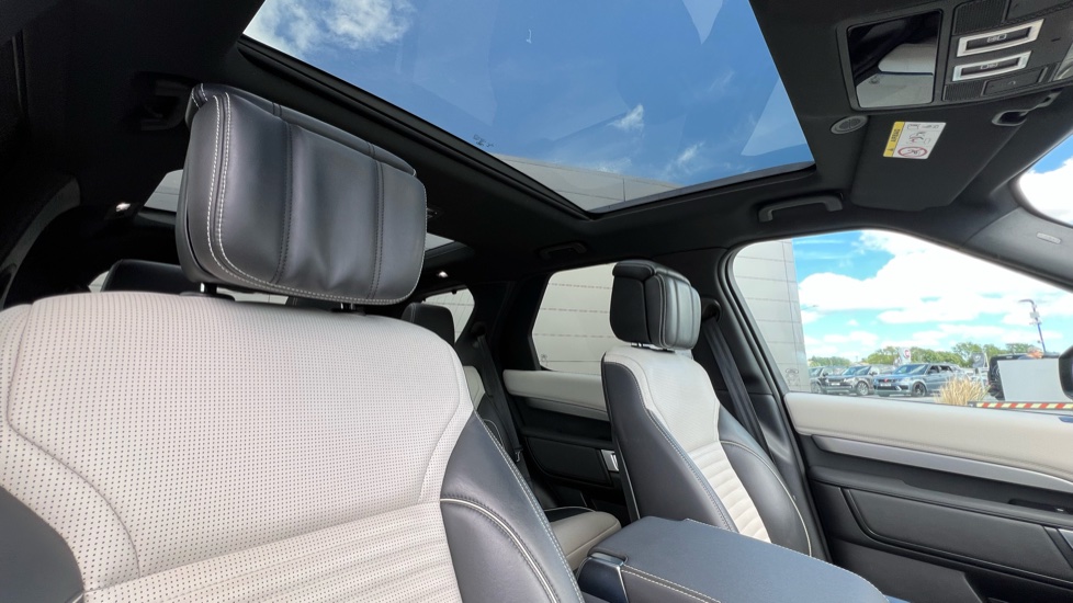Land Rover Discovery 3.0 D300 R-Dynamic HSE 5dr Auto Diesel Station Wagon - Image 37