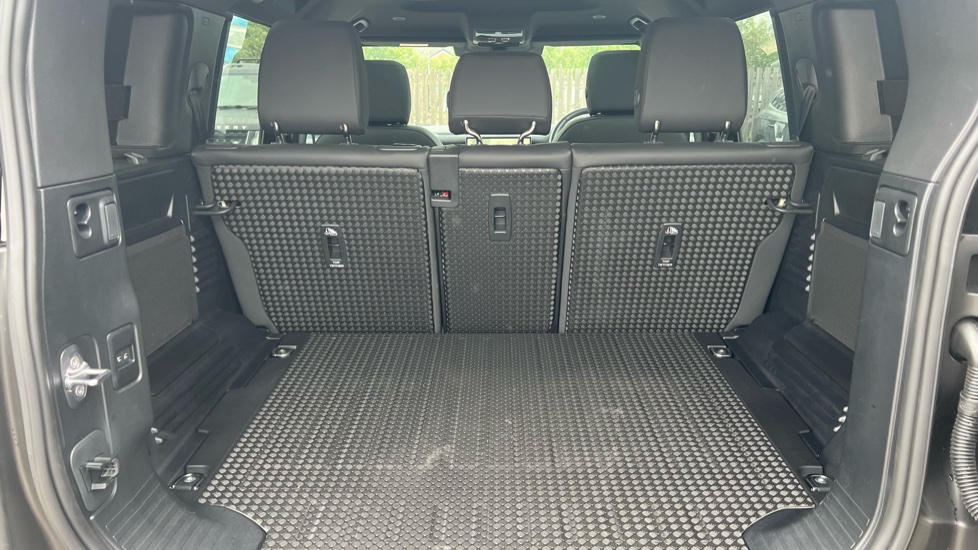 Land Rover Defender 3.0 D350 X-Dynamic SE 110 5dr Auto Diesel Estate - Image 10