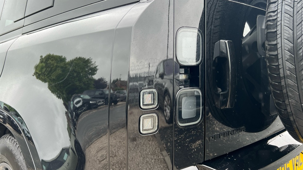 Land Rover Defender 3.0 D350 X-Dynamic SE 110 5dr Auto Diesel Estate - Image 19