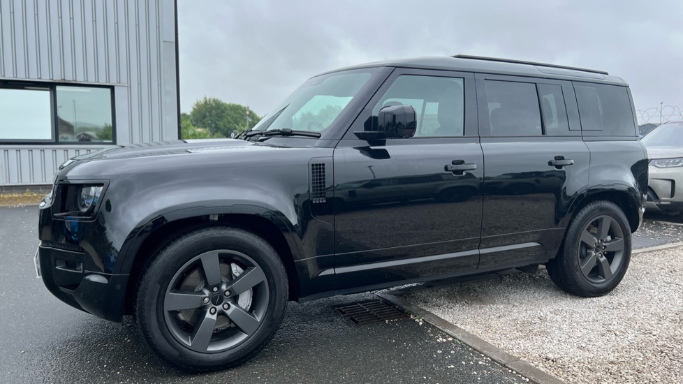 Land Rover Defender 3.0 D350 X-Dynamic SE 110 5dr Auto Diesel Estate - Image 23