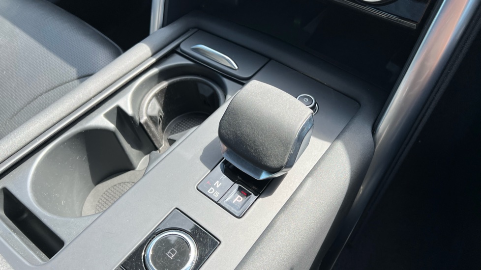 Land Rover Discovery 3.0 D300 R-Dynamic HSE 5dr Auto Diesel Station Wagon - Image 13