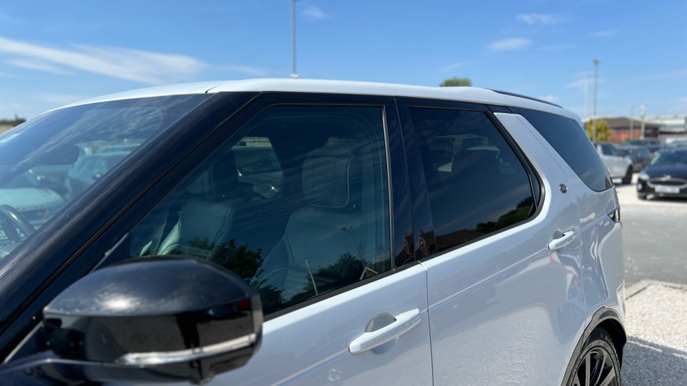 Land Rover Discovery 3.0 D300 R-Dynamic HSE 5dr Auto Diesel Station Wagon - Image 22