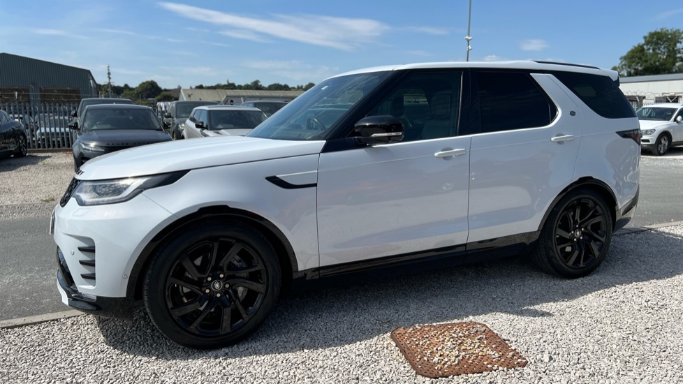 Land Rover Discovery 3.0 D300 R-Dynamic HSE 5dr Auto Diesel Station Wagon - Image 23
