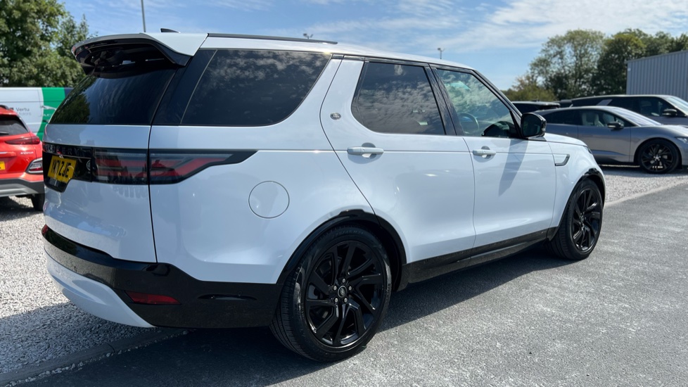 Land Rover Discovery 3.0 D300 R-Dynamic HSE 5dr Auto Diesel Station Wagon - Image 27