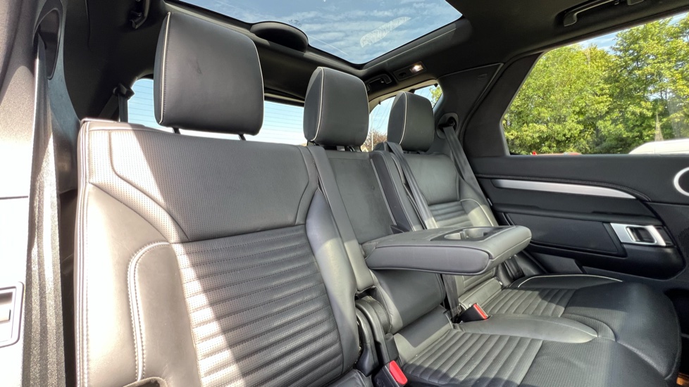 Land Rover Discovery 3.0 D300 R-Dynamic HSE 5dr Auto Diesel Station Wagon - Image 34