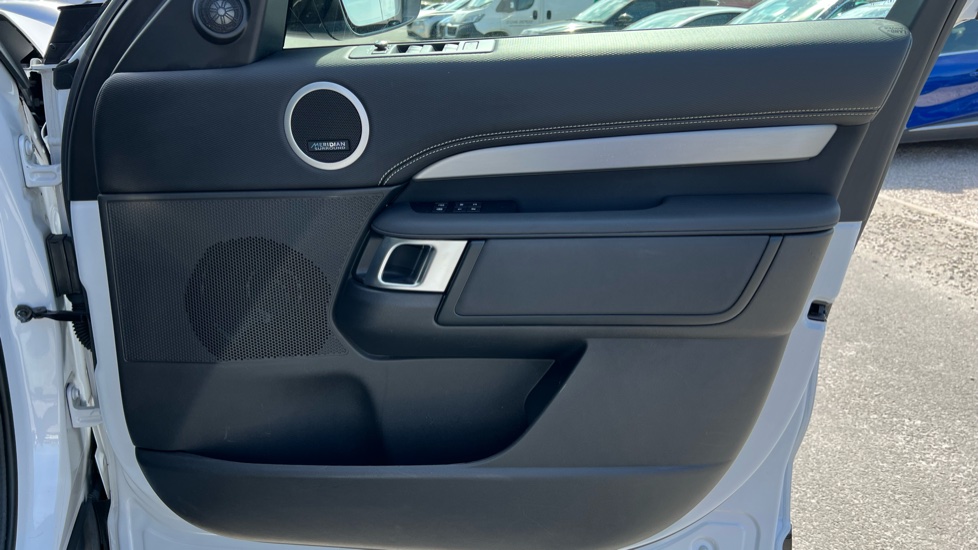 Land Rover Discovery 3.0 D300 R-Dynamic HSE 5dr Auto Diesel Station Wagon - Image 35