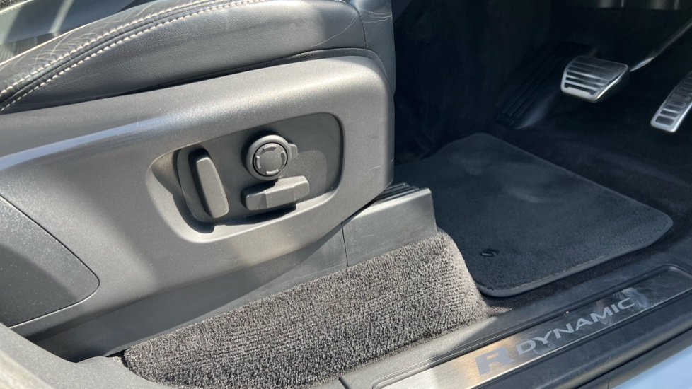Land Rover Discovery 3.0 D300 R-Dynamic HSE 5dr Auto Diesel Station Wagon - Image 37