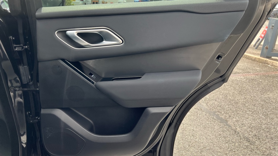 Land Rover Range Rover Velar 2.0 D200 MHEV Dynamic SE 5dr Auto Diesel Estate - Image 31