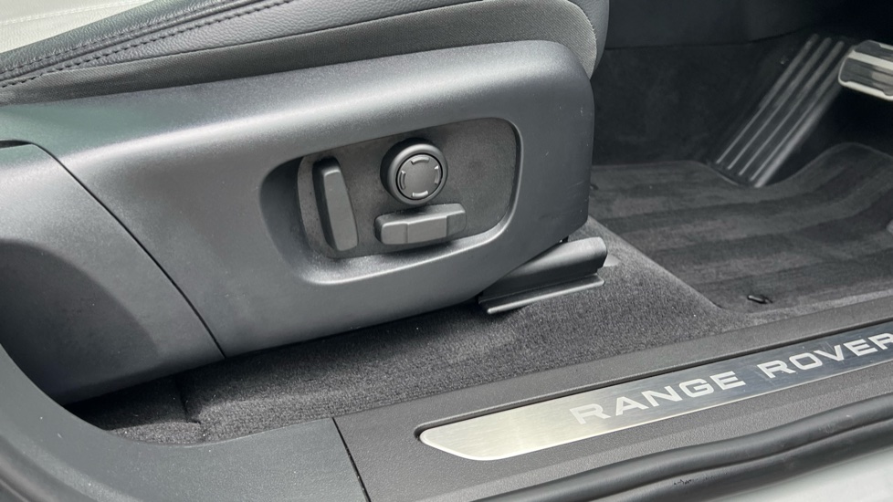 Land Rover Range Rover Evoque 2.0 D200 Edition 5dr Auto Diesel Hatchback - Image 36
