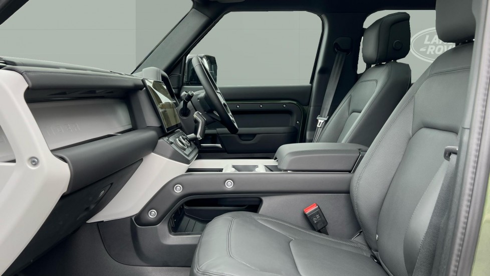 Land Rover Defender 3.0 D250 X-Dynamic HSE 110 5dr Auto Diesel Estate - Image 3