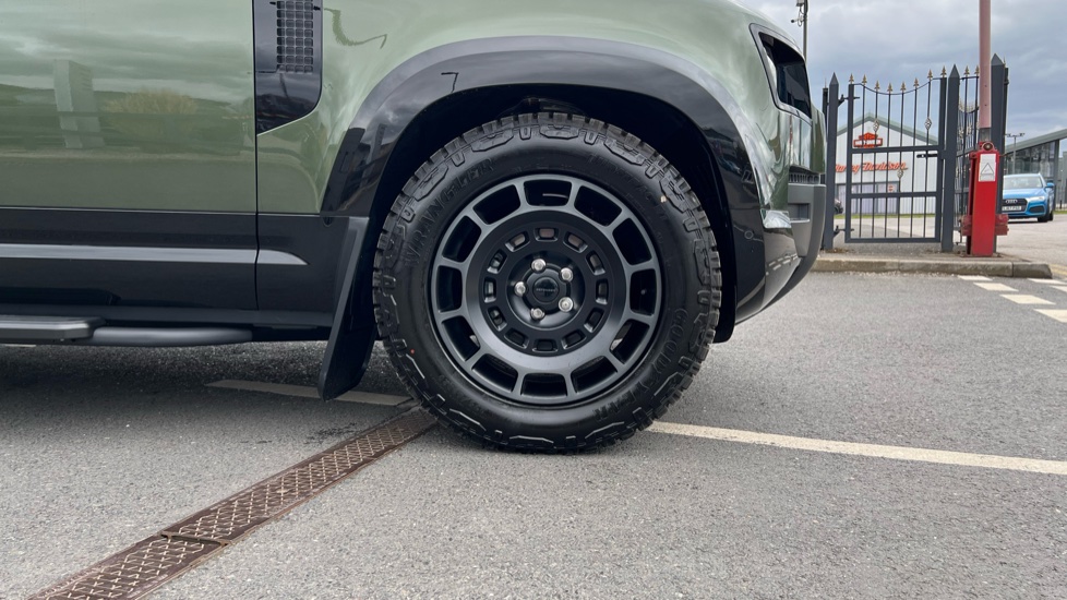 Land Rover Defender 3.0 D250 X-Dynamic HSE 110 5dr Auto Diesel Estate - Image 8