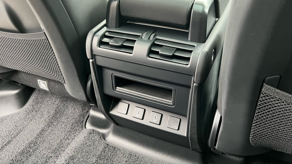 Land Rover Defender 3.0 D250 X-Dynamic HSE 110 5dr Auto Diesel Estate - Image 18