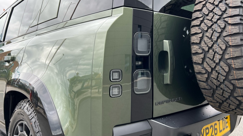 Land Rover Defender 3.0 D250 X-Dynamic HSE 110 5dr Auto Diesel Estate - Image 19