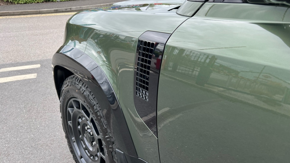 Land Rover Defender 3.0 D250 X-Dynamic HSE 110 5dr Auto Diesel Estate - Image 20