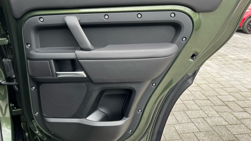Land Rover Defender 3.0 D250 X-Dynamic HSE 110 5dr Auto Diesel Estate - Image 31