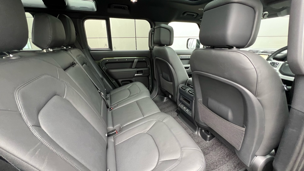 Land Rover Defender 3.0 D250 X-Dynamic HSE 110 5dr Auto Diesel Estate - Image 32