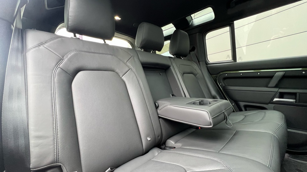 Land Rover Defender 3.0 D250 X-Dynamic HSE 110 5dr Auto Diesel Estate - Image 33