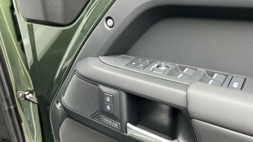 Land Rover Defender 3.0 D250 X-Dynamic HSE 110 5dr Auto Diesel Estate - Image 35