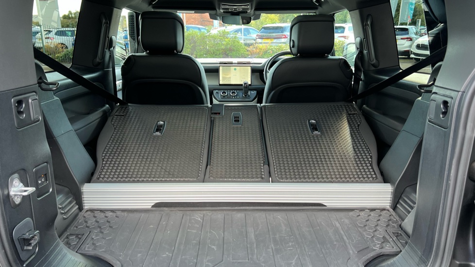 Land Rover Defender 3.0 D250 X-Dynamic HSE 90 3dr Auto Diesel Estate - Image 10