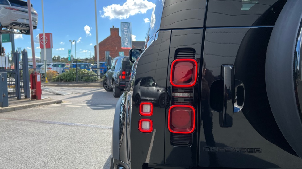 Land Rover Defender 3.0 D250 X-Dynamic HSE 90 3dr Auto Diesel Estate - Image 30