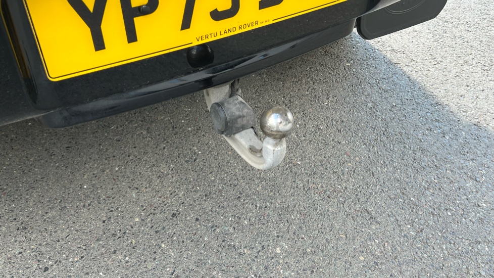 Land Rover Defender 3.0 D250 X-Dynamic HSE 90 3dr Auto Diesel Estate - Image 31