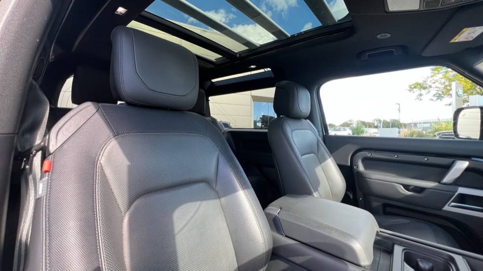 Land Rover Defender 3.0 D250 X-Dynamic HSE 90 3dr Auto Diesel Estate - Image 35