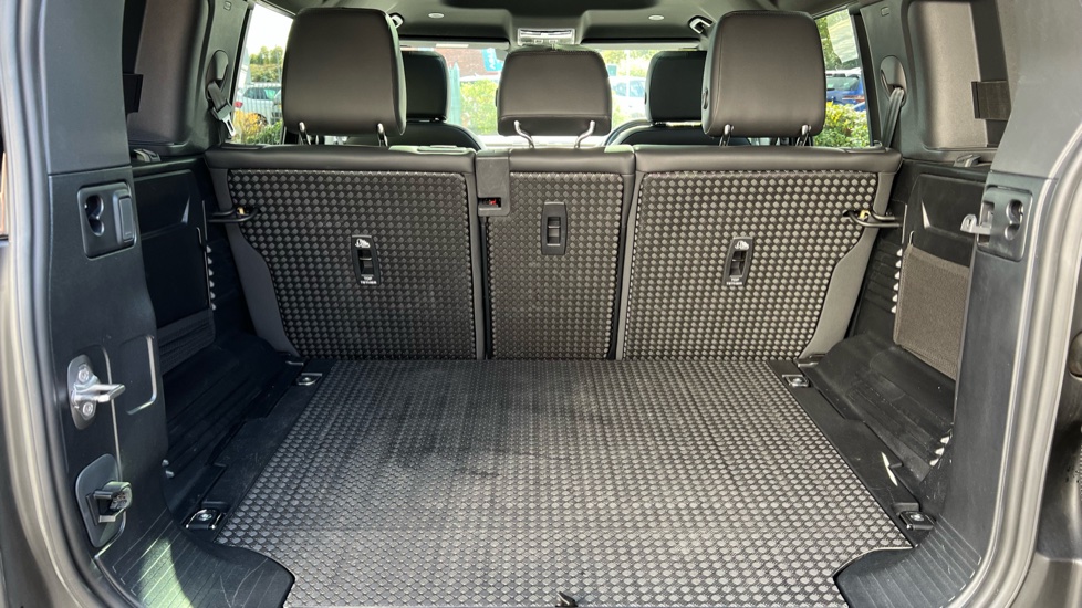 Land Rover Defender 3.0 D250 X-Dynamic SE 110 5dr Auto Diesel Estate - Image 10