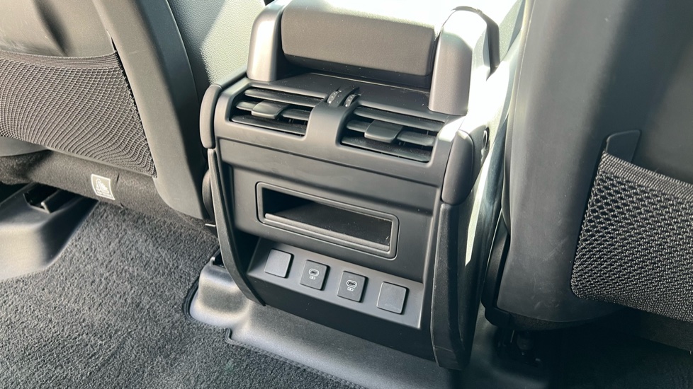 Land Rover Defender 3.0 D250 X-Dynamic SE 110 5dr Auto Diesel Estate - Image 18