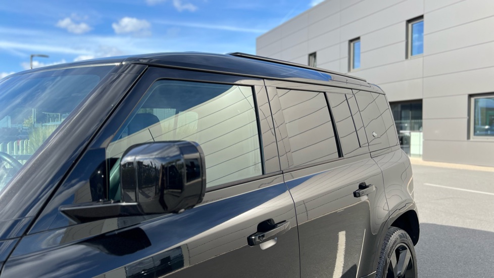 Land Rover Defender 3.0 D250 X-Dynamic SE 110 5dr Auto Diesel Estate - Image 22