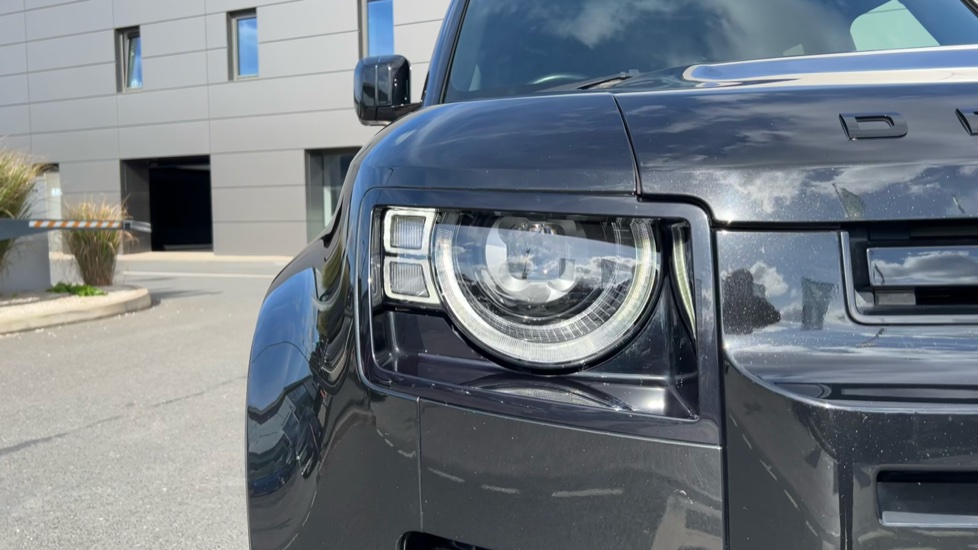 Land Rover Defender 3.0 D250 X-Dynamic SE 110 5dr Auto Diesel Estate - Image 29