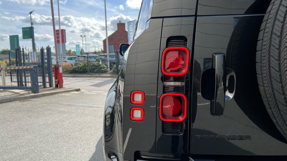 Land Rover Defender 3.0 D250 X-Dynamic SE 110 5dr Auto Diesel Estate - Image 30