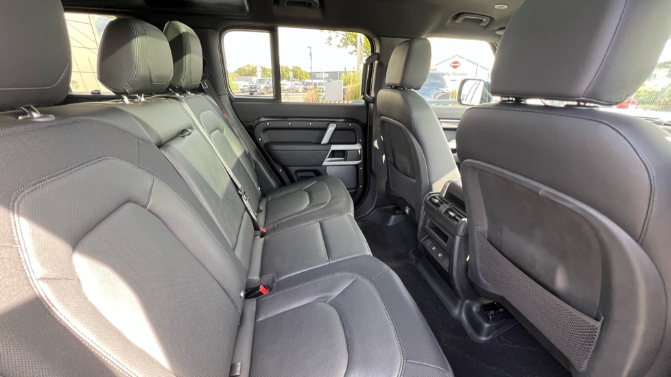 Land Rover Defender 3.0 D250 X-Dynamic SE 110 5dr Auto Diesel Estate - Image 32