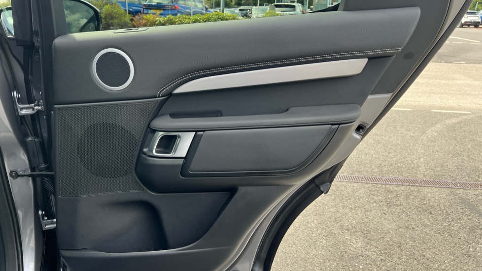 Land Rover Discovery 3.0 D350 Dynamic HSE 5dr Auto Diesel Station Wagon - Image 31