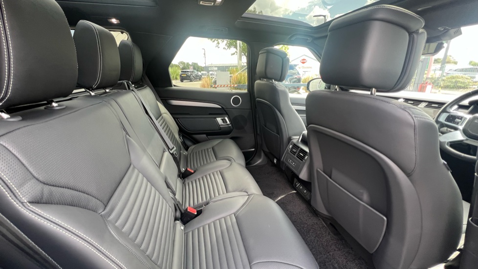 Land Rover Discovery 3.0 D350 Dynamic HSE 5dr Auto Diesel Station Wagon - Image 32